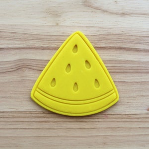 Könnte beinhalten: Gelber Silikon-Ausstecher in Form einer Wassermelonen-Scheibe.