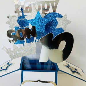 Biglietto di auguri per il 10° compleanno di un bambino in una scatola/biglietto 3D
