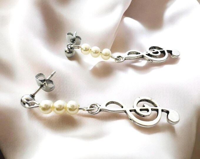 Pearl Treble Clef Beaded Earring