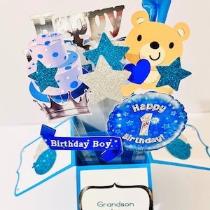 Biglietto di auguri per il primo compleanno dei ragazzi in una scatola/scatola pop-up