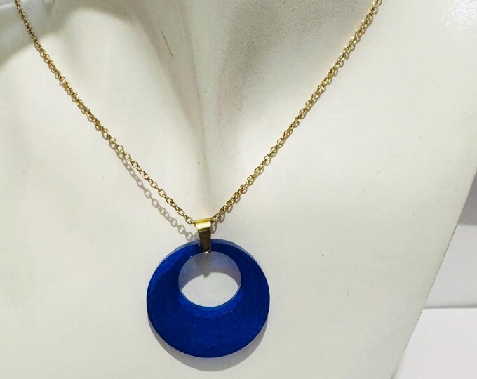 Classy Circle Resin Necklace with Gold or Silver Chain