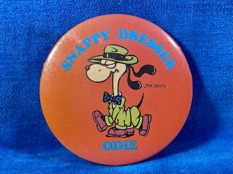 1978 Garfield Pinback Button Jim Davis Snappy Dresser Odie