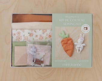 Mini Hasenpuppe Jeanne Nähset Tier Kuscheltier Anleitung Stoffnadel bedrucktes Muster Karottenbett