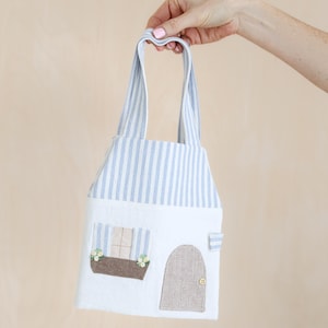 Puede incluir: Una taza de cerámica blanca con un asa negra y el texto "But First, Coffee" en negrita negra. La taza se encuentra sobre un fondo neutro, resaltando su diseño sencillo.