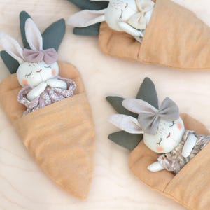 ニンジンベッドのうさぎの型紙、イースターバスケット用のミニドール、簡単なぬいぐるみチュートリアル