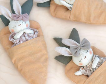 Patrón de costura de conejito en la cama de zanahoria, mini muñeco para cesta de Pascua, tutorial fácil para juguetes de peluche
