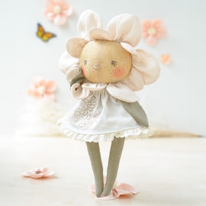 Modello di cucito per bambola di pezza di peluche, download istantaneo in formato PDF.