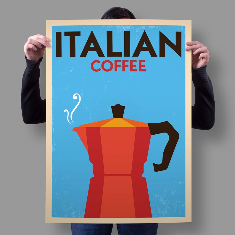 Może przedstawiać: Plakat w stylu vintage z niebieskim tłem i tekstem "ITALIAN COFFEE" w kolorze czerwonym i białym. Na środku plakatu znajduje się czerwony i pomarańczowy dzbanek do kawy z czarnym uchwytem i parą unoszącą się z dzi&oacute;bka.
