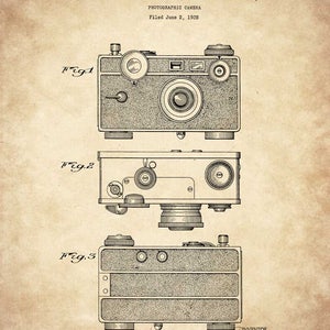 Op de afbeelding: Een zwart-witte lijntekening van een vintage camera-ontwerppatent. Het patent is voor een fotocamera en is gedateerd 12 juli 1938. Het patentnummer is Des. 110,516. De uitvinder is G. Fassin.