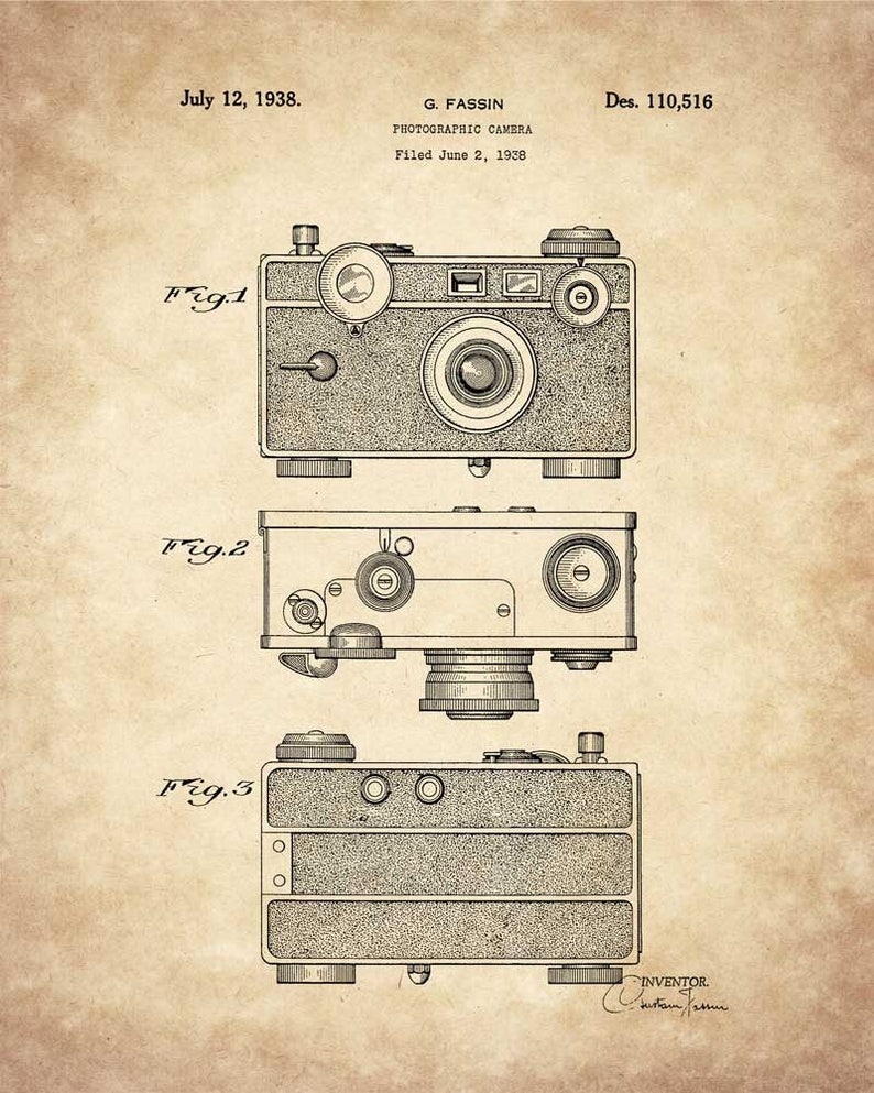 Op de afbeelding: Een zwart-witte lijntekening van een vintage camera-ontwerppatent. Het patent is voor een fotocamera en is gedateerd 12 juli 1938. Het patentnummer is Des. 110,516. De uitvinder is G. Fassin.
