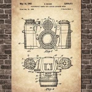 K&ouml;nnte beinhalten: Eine Schwarzwei&szlig;-Linienzeichnung einer Kamera mit gekoppeltem Belichtungsmesser. Die Zeichnung stammt aus einem Patent, das am 21. August 1959 eingereicht und am 15. Mai 1962 erteilt wurde. Die Patentnummer lautet 3.034.411. Die Zeichnung zeigt zwei Ansichten der Kamera, eine von oben und eine von der Seite. Die Zeichnung ist mit "Fig. 1" und "Fig. 2" beschriftet.