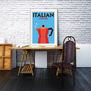 Może przedstawiać: Biały plakat w ramie z tekstem "ITALIAN COFFEE" i czerwoną i czarną ilustracją dzbanka do kawy na niebieskim tle.
