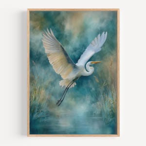 Grote zilverreiger vliegt over water Art Print vreedzame vogel muurkunst in blauwgroene tinten voor natuurliefhebbers of elegant cadeau voor vogelliefhebbers
