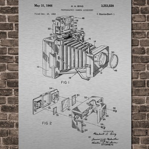 K&ouml;nnte beinhalten: Eine Schwarzwei&szlig;-Linienzeichnung eines Patents f&uuml;r ein Fotozubeh&ouml;r. Das Patent tr&auml;gt den Titel "Fotozubeh&ouml;r" und wurde am 18. Dezember 1963 von Herbert A. Bing eingereicht. Die Patentnummer lautet 3.253.528. Die Zeichnung zeigt eine detaillierte Ansicht des Fotozubeh&ouml;rs.