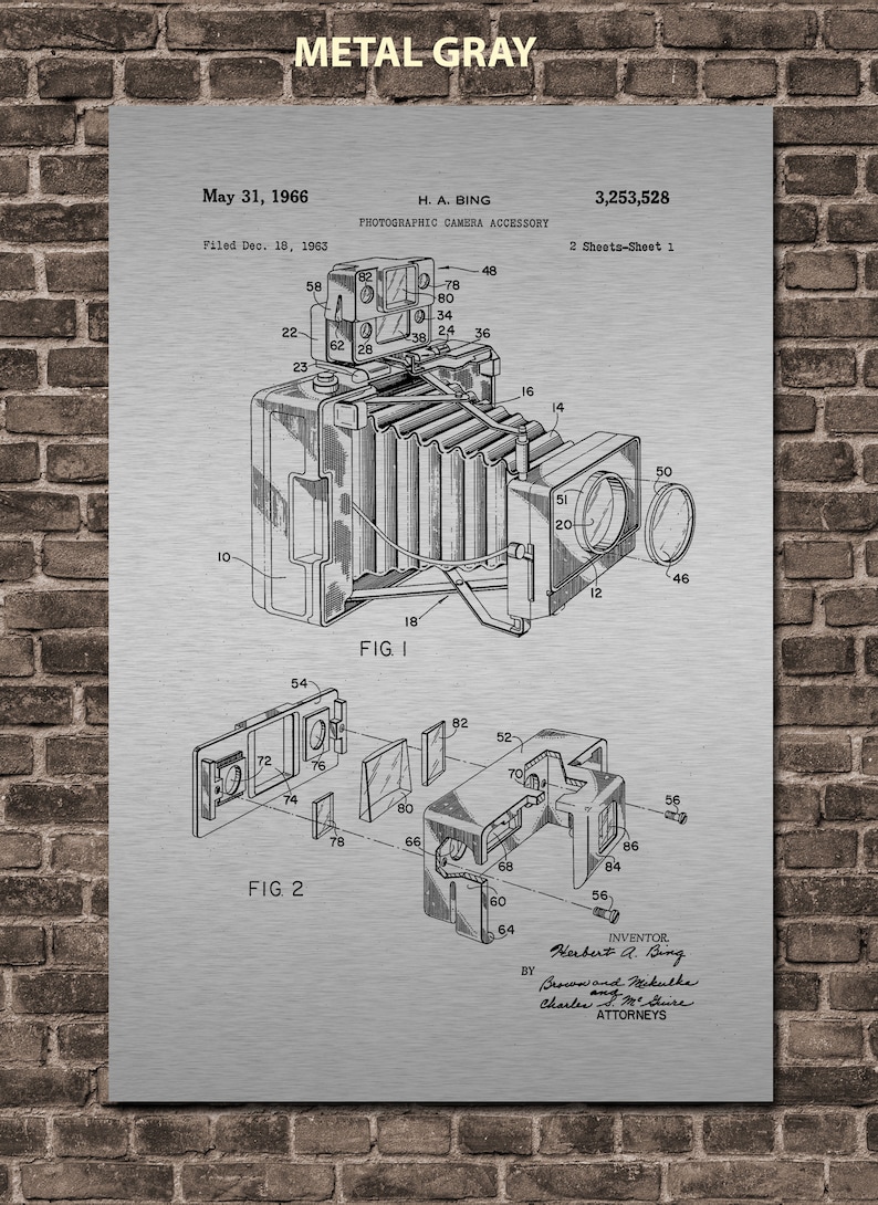 K&ouml;nnte beinhalten: Eine Schwarzwei&szlig;-Linienzeichnung eines Patents f&uuml;r ein Fotozubeh&ouml;r. Das Patent tr&auml;gt den Titel "Fotozubeh&ouml;r" und wurde am 18. Dezember 1963 von Herbert A. Bing eingereicht. Die Patentnummer lautet 3.253.528. Die Zeichnung zeigt eine detaillierte Ansicht des Fotozubeh&ouml;rs.