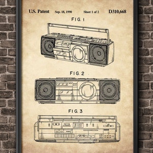 Puede incluir: Un dibujo de patente en blanco y negro de un reproductor de casetes boombox. El dibujo muestra tres vistas diferentes del boombox. El número de patente es D310,668 y la fecha es el 18 de septiembre de 1990.