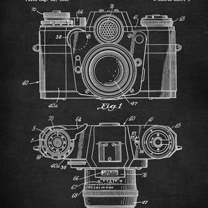Op de afbeelding: Zwart-witte lijntekening van een patent voor een fotografische camera met gekoppelde belichtingsmeter. Het patentnummer is 3.034.411. Het patent werd ingediend op 21 augustus 1959 en verleend op 15 mei 1962. Het patent betreft een camera met een gekoppelde belichtingsmeter. De tekening toont de camera vanuit twee verschillende hoeken. De tekening bevindt zich op een zwarte achtergrond.