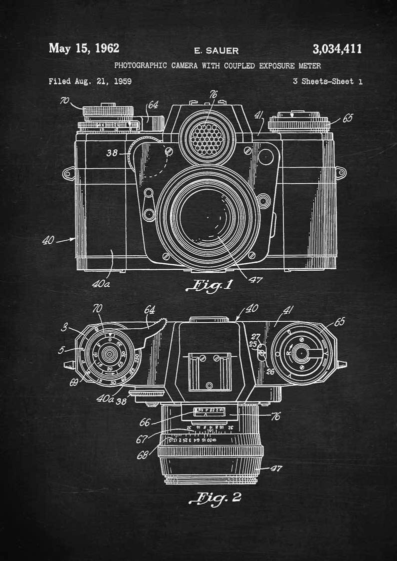 Op de afbeelding: Zwart-witte lijntekening van een patent voor een fotografische camera met gekoppelde belichtingsmeter. Het patentnummer is 3.034.411. Het patent werd ingediend op 21 augustus 1959 en verleend op 15 mei 1962. Het patent betreft een camera met een gekoppelde belichtingsmeter. De tekening toont de camera vanuit twee verschillende hoeken. De tekening bevindt zich op een zwarte achtergrond.