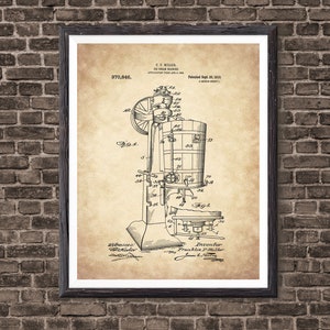 Può includere: Un disegno di brevetto vintage in bianco e nero di una macchina per il gelato. Il disegno mostra il funzionamento interno della macchina, tra cui un grande cilindro, una serie di tubi e una manovella. Il numero di brevetto 970.846 è visibile nella parte superiore del disegno, insieme al nome dell'inventore, Franklin P. Miller, e la data del brevetto, 20 settembre 1910.