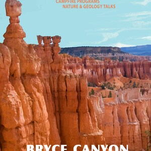 Op de afbeelding: Een vintage poster die reclame maakt voor Bryce Canyon National Park. De poster toont een schilderachtig uitzicht op de iconische hoodoos van het park, torenhoge rode rotsformaties. De tekst op de poster luidt "Ranger Naturalist Service", "Bryce Canyon National Park", "U.S. Department of the Interior", en "National Park Service".