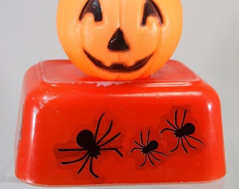 Cazuela de Halloween estilo dama de honor vintage, modificada, con murciélagos, arañas y adornos adhesivos, de Glasbake Sears, plato para refrigerador de la década de 1940.