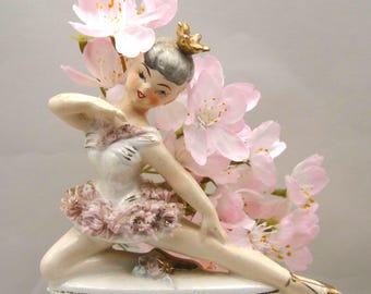 Bailarina de ballet vintage rosa con corona, espaguetis y ribete dorado.