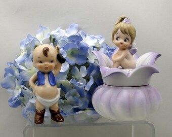 Caja de baratijas vintage de Lego con forma de hada ángel desnuda sobre una flor de lavanda O imperdible con forma de vaquero con pistola de bebé, fabricada en Japón, Cupie Kewpie