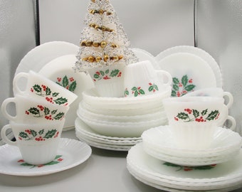 Vintage Christmas Holly Berry Dynaware PyroRey Termocrisa Scalloped Plates, Cereal Bowls, Cups and Saucers Glass, Dinnerware Mexico CQ2