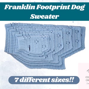 Könnte beinhalten: Hellblauer Häkel-Hundepullover in verschiedenen Größen. Der Pullover hat ein einzigartiges Pfotenmuster und besteht aus einem weichen, atmungsaktiven Material. Der Text "Franklin Footprint Dog Sweater" und "7 different sizes!!" ist enthalten.