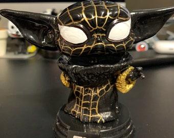 Costume personalizzato Spider-Grogu in abito nero e oro!