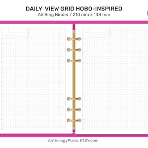 以下が含まれることがあります： A5サイズのグリッドレイアウトのデイリープランナー。プランナーはリングバインダーで使用するために設計されており、ピンクのカバーが付いています。プランナーのサイズは210mm x 148mmです。