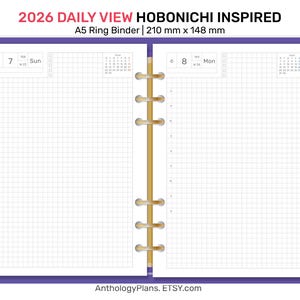 Könnte beinhalten: Ein lila A5-Ringbuch mit Tagesansicht für 2026, inspiriert von Hobonichi. Der Planer hat ein Rasterlayout mit Kalender und Datumsanzeigen. Die Abmessungen betragen 21,0 cm x 14,8 cm.