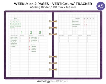 Könnte beinhalten: Ein Wochenplaner mit einem Tracker auf zwei Seiten. Der Planer ist für einen A5-Ringbinder konzipiert und misst 210 mm x 148 mm. Der Planer hat einen violetten Einband und beinhaltet einen Kalender, eine To-Do-Liste und einen Tracker für Ziele, Wasseraufnahme, Bewegung und Schlaf.