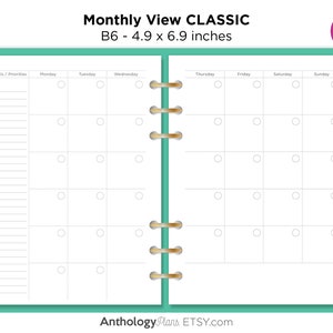Puede incluir: Un planificador mensual turquesa con una encuadernación en espiral dorada. El planificador está dividido en secciones para objetivos, prioridades y cada día de la semana. El planificador está etiquetado como "Monthly View CLASSIC B6 - 4.9 x 6.9 inches".