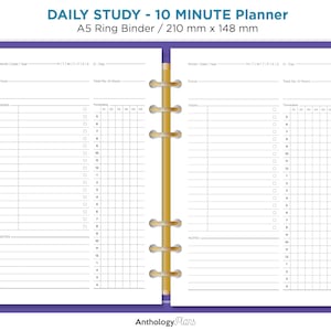 Puede incluir: Un planificador diario A5 de color morado con anillas, con el texto "DAILY STUDY - 10 MINUTE PLANNER" y "A5 Ring Binder / 210 mm x 148 mm" impreso en la portada. El planificador tiene un interior blanco con páginas rayadas y una cuadrícula para la gestión del tiempo.