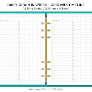 Op de afbeelding: Een afdrukbare A5 dagelijkse plannerpagina met een rasterindeling en een tijdlijn aan de rechterkant. De pagina is ontworpen om te worden gebruikt in een ringband. De pagina is afgedrukt op wit papier met een lichtblauwe rand.