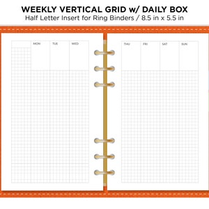 Può includere: Un inserto per planner aperto con una griglia verticale settimanale e caselle giornaliere. L'inserto è progettato per raccoglitori ad anelli e misura 21,6 x 14 cm. Il planner ha una copertina arancione con la scritta "WEEKLY VERTICAL GRID w/ DAILY BOX".