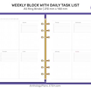 Puede incluir: Un planificador semanal con una cubierta azul y un encuadernado de anillas doradas. El planificador está dividido en siete secciones para cada día de la semana, con espacio para tareas diarias y notas. El planificador es de tamaño A5, que es 210 mm por 148 mm.