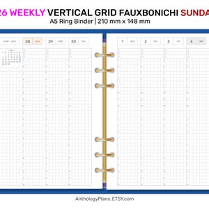Könnte beinhalten: A5 Ringbuchplaner mit vertikalem Rasterlayout für 2026. Der Planer ist weiß mit blauem Rand und goldfarbenen Binderingen. Die Abmessungen betragen 210 mm x 148 mm. Der Text "2026 WEEKLY VERTICAL GRID FAUXBONICHI SUNDAY" steht oben.