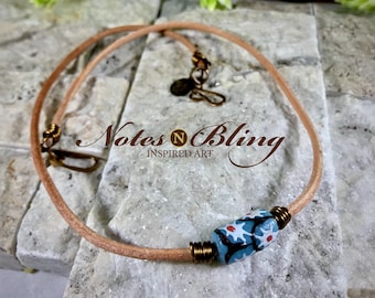 Collar de cuero de cuentas de comercio africano