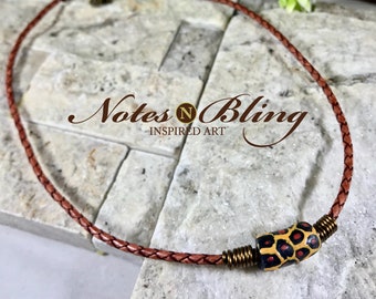 2 collares de cuero con cuentas de comercio africano