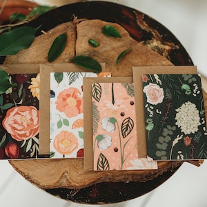 Ensemble de mini cartes pour notes florales | Motif botanique illustré plié au format A7, lot de 6 | 2 modèles à assortir | Intérieur vierge avec enveloppes kraft