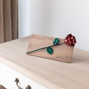 Rosa em Moldura de Madeira Personalizada (Nogueira)