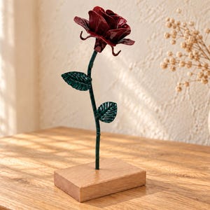 Handgeschmiedete Eisenrose mit Holzsockel, personalisiertes Jubiläumsgeschenk, ewige Rose, 6 Farben
