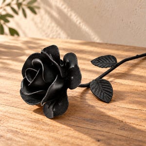 Rosa negra de hierro forjado hecha a mano | Rosa eterna de metal | Regalo romántico gótico