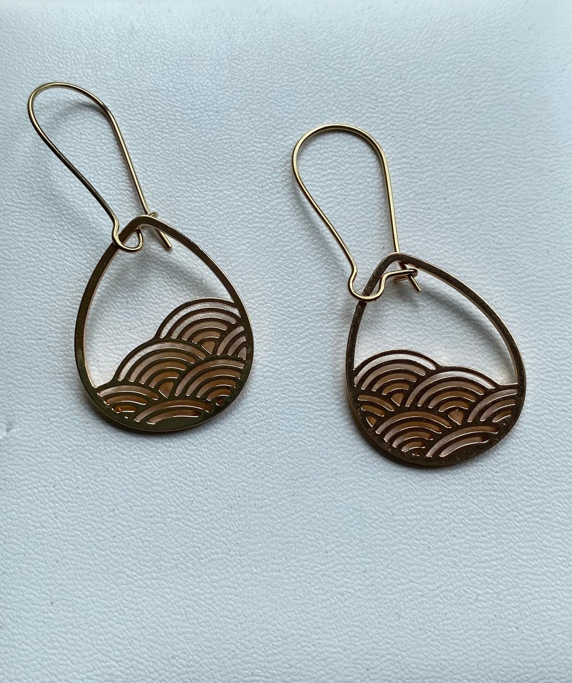 Pendientes dorados de acero inoxidable patrón de onda japonés Etsy Pendientes dorados de acero inoxidable patrón de onda japonés Etsy
