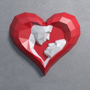 Peut inclure: Un cœur en papier rouge avec une découpe en papier blanc de deux personnes se faisant face à l'intérieur. Les personnes sont dans une étreinte romantique.