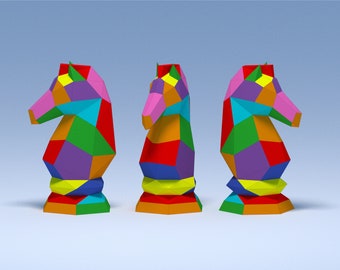 Puede incluir: Tres piezas de ajedrez de origami en forma de caballo, hechas de papel. Cada caballero es una combinación de colores diferente de rojo, naranja, amarillo, verde, azul, morado y rosa.
