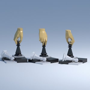 Peut inclure: Trois mains se tendent pour déplacer des pièces d'échecs noires sur un échiquier. Les mains sont en papier origami et sont jaunes. Les pièces d'échecs sont noires et blanches. L'échiquier est noir et blanc.