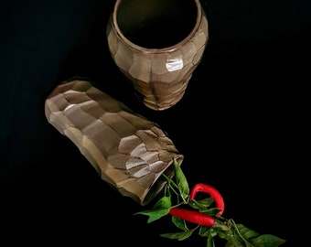 Jarrón de cerámica artesanal con flores: Cerámica moderna esmaltada en verde